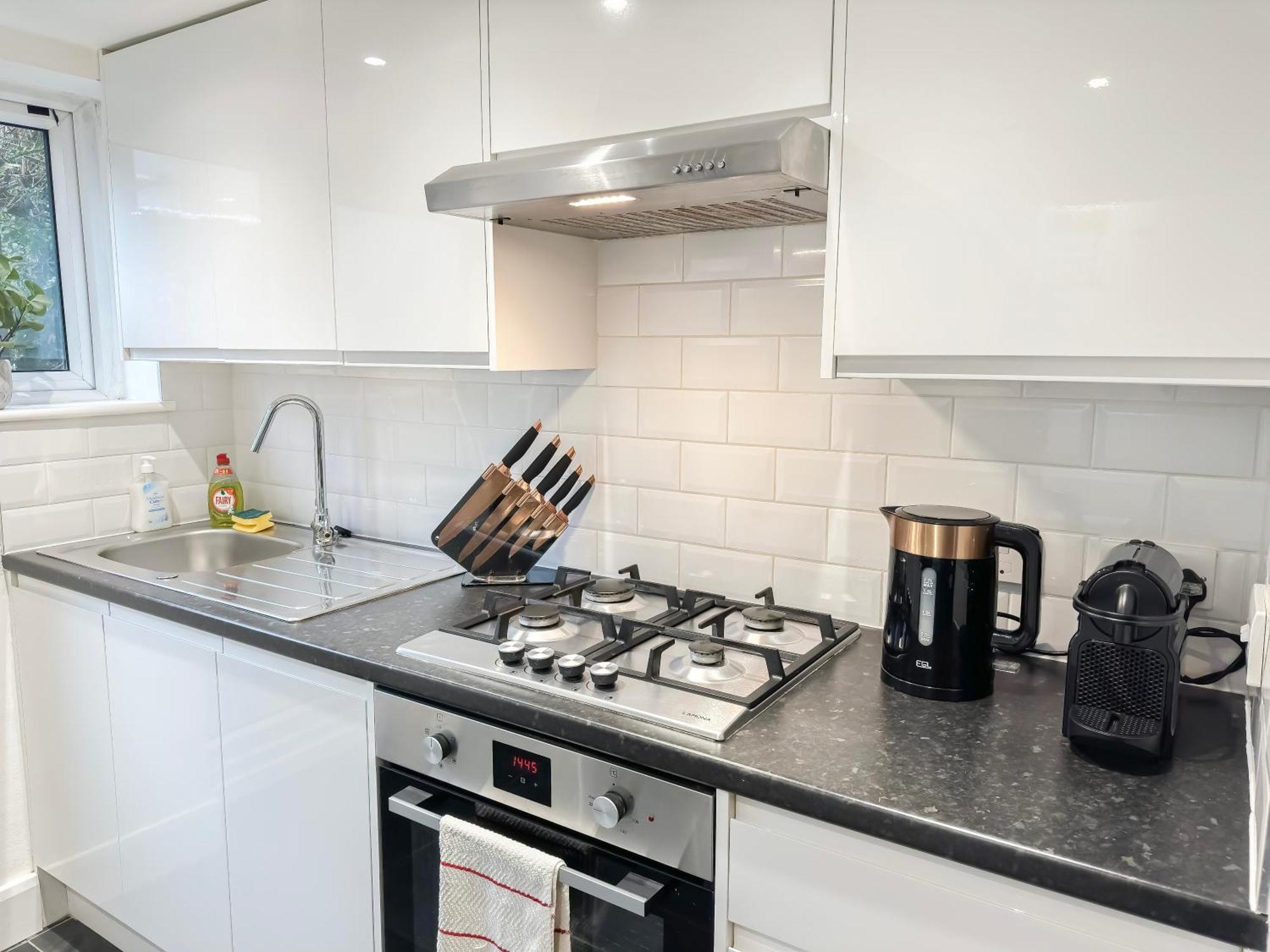 1-Bedroom Flat With Small Garden & Paid Parking In Finsbury Park, Highbury Лондон Экстерьер фото