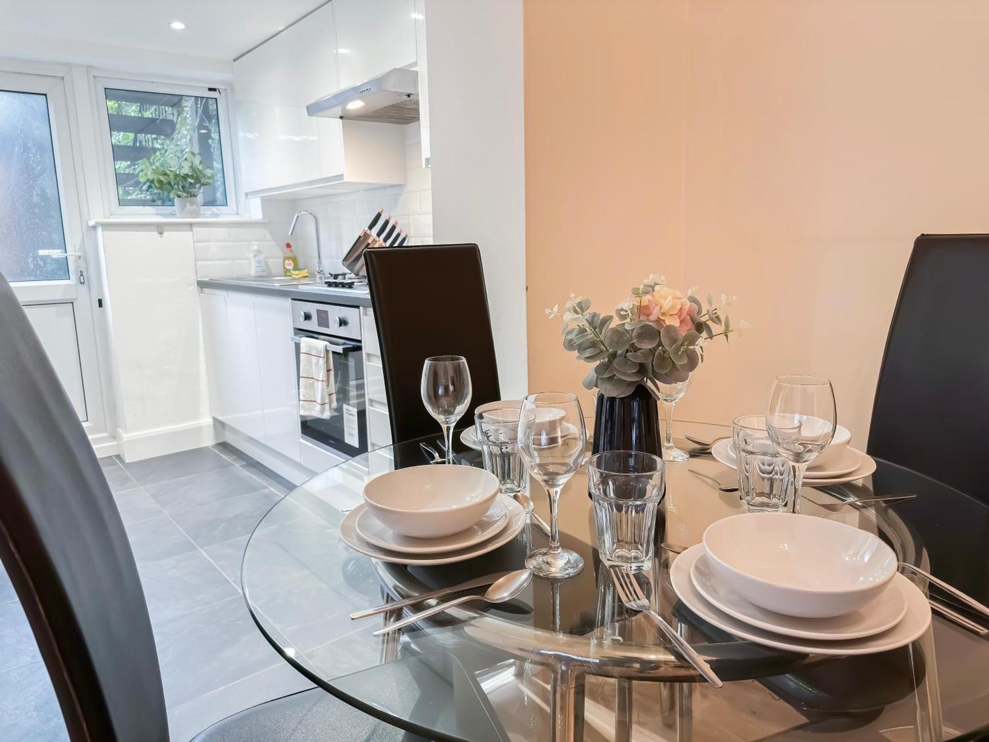 1-Bedroom Flat With Small Garden & Paid Parking In Finsbury Park, Highbury Лондон Экстерьер фото