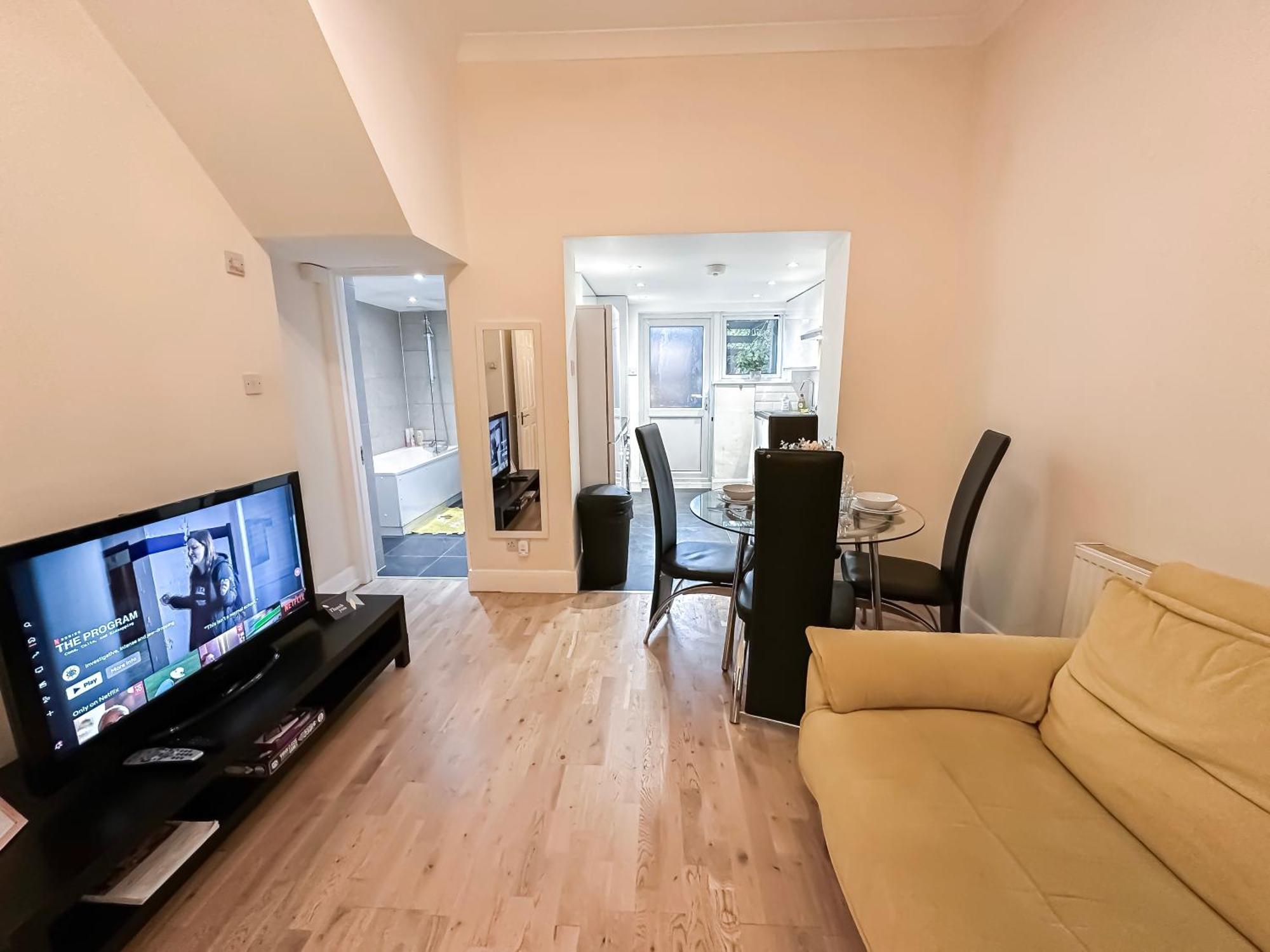 1-Bedroom Flat With Small Garden & Paid Parking In Finsbury Park, Highbury Лондон Экстерьер фото