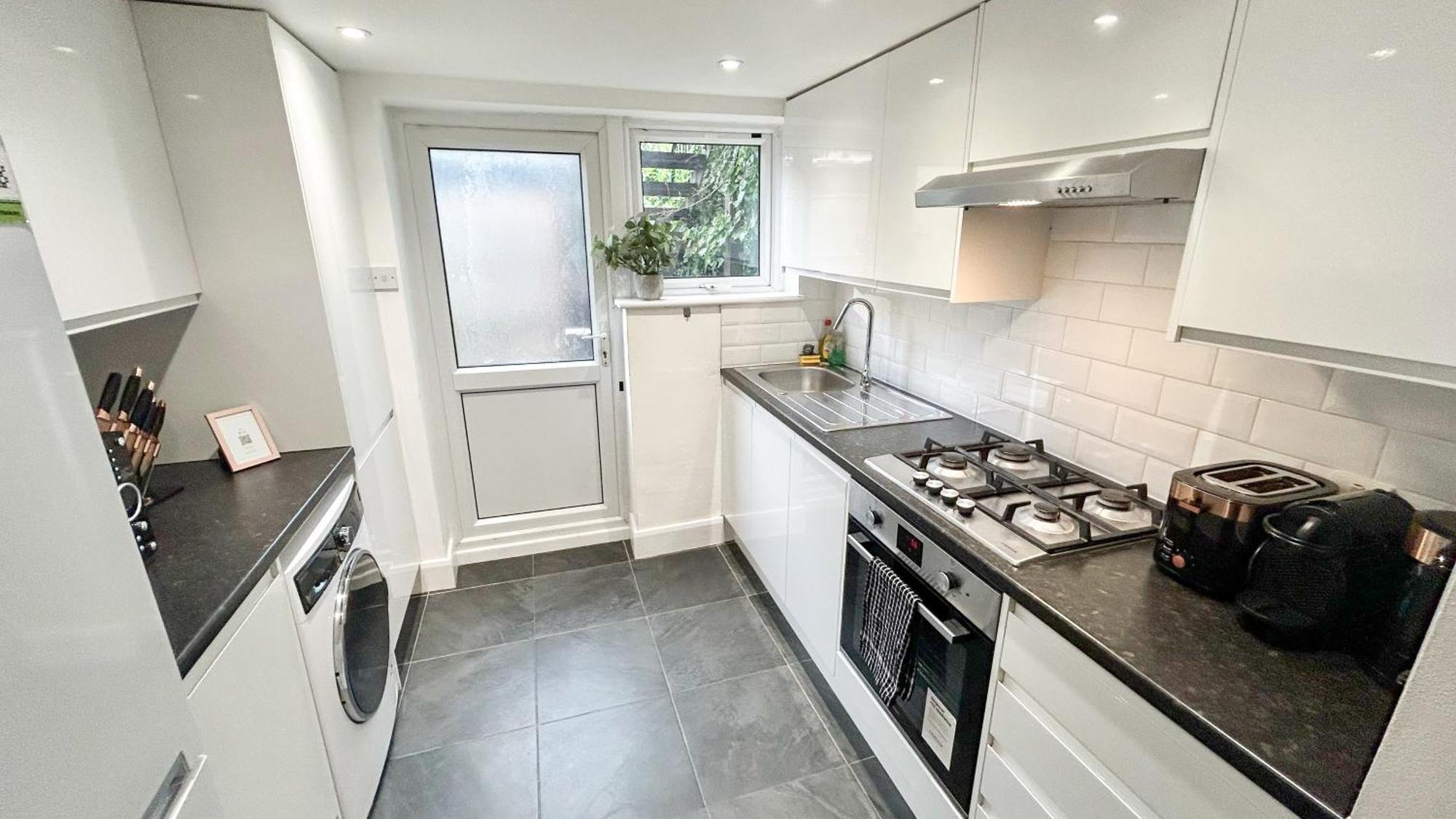 1-Bedroom Flat With Small Garden & Paid Parking In Finsbury Park, Highbury Лондон Экстерьер фото
