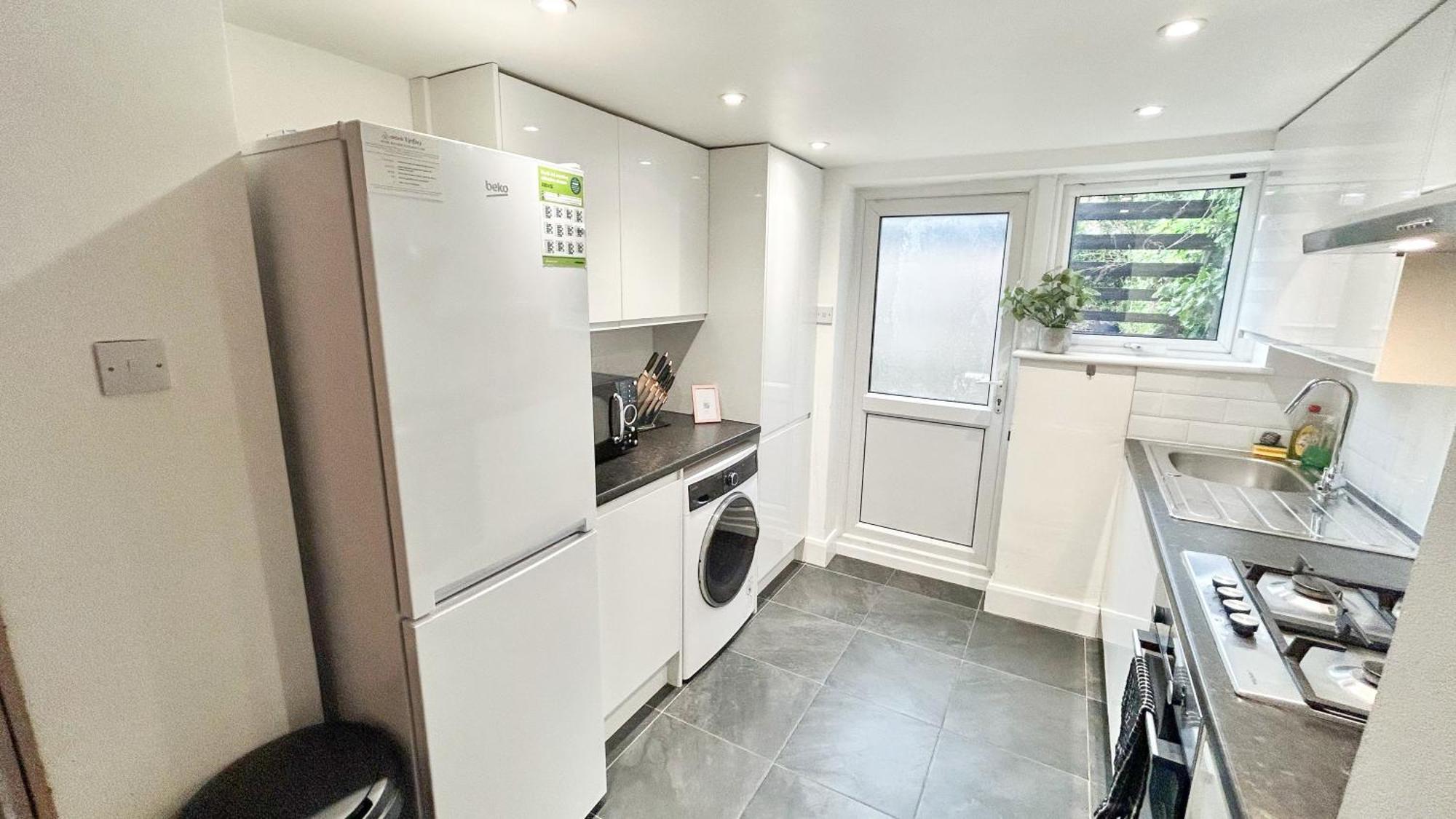 1-Bedroom Flat With Small Garden & Paid Parking In Finsbury Park, Highbury Лондон Экстерьер фото