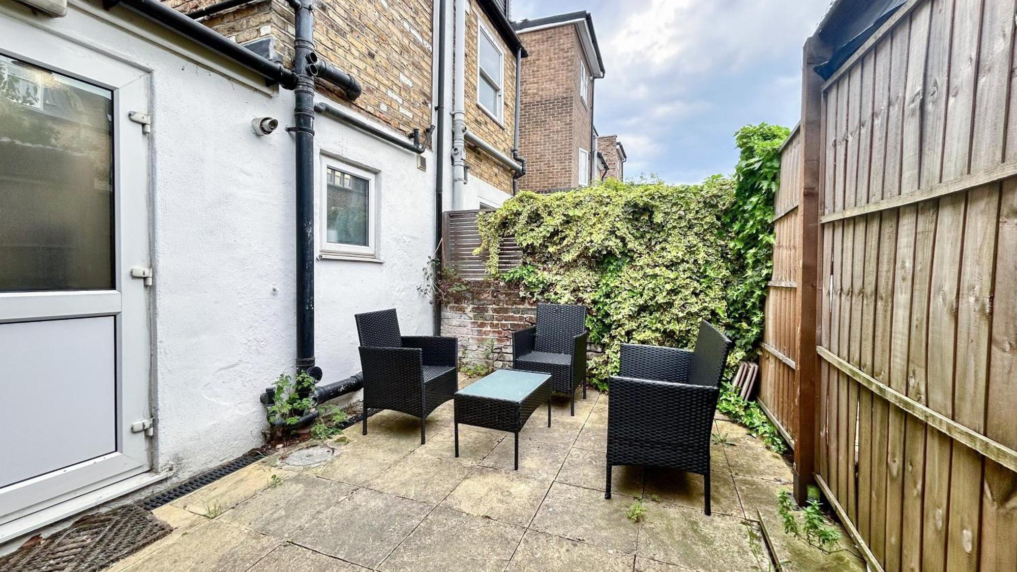 1-Bedroom Flat With Small Garden & Paid Parking In Finsbury Park, Highbury Лондон Экстерьер фото