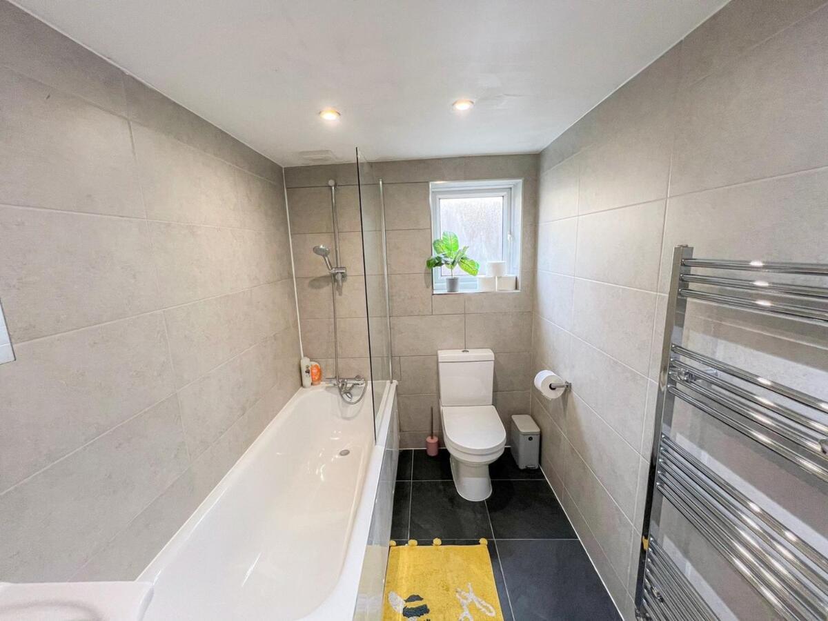 1-Bedroom Flat With Small Garden & Paid Parking In Finsbury Park, Highbury Лондон Экстерьер фото