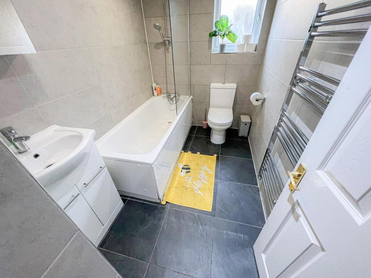 1-Bedroom Flat With Small Garden & Paid Parking In Finsbury Park, Highbury Лондон Экстерьер фото