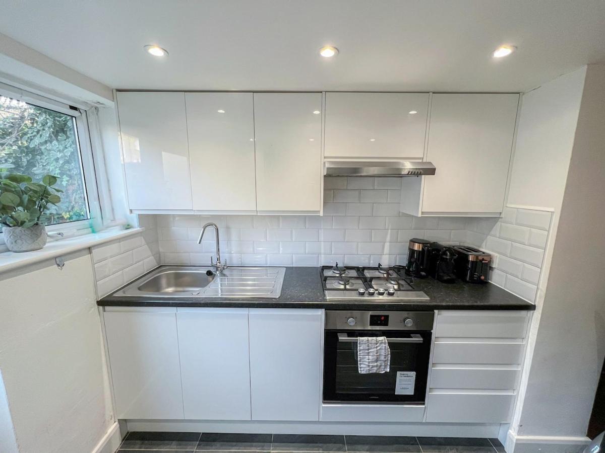 1-Bedroom Flat With Small Garden & Paid Parking In Finsbury Park, Highbury Лондон Экстерьер фото